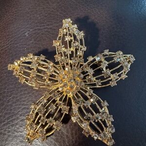 Vintage Elegant Gold tone  Floral Brooch